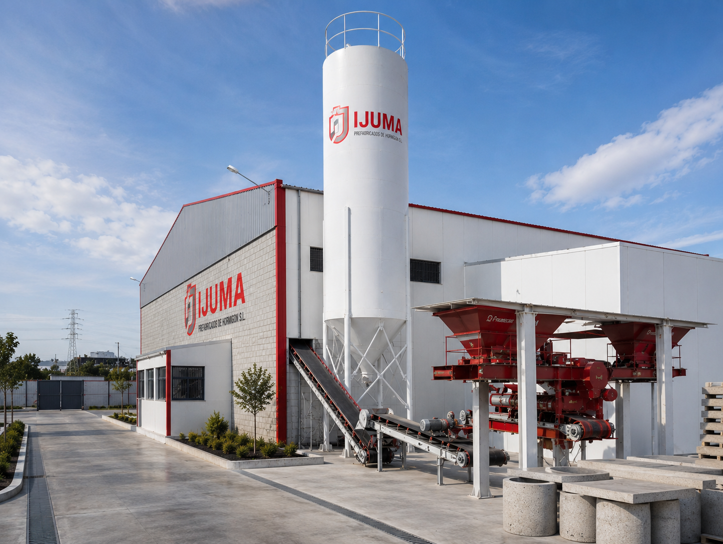 Vista exterior de las instalaciones de fabricación con silo y maquinaria